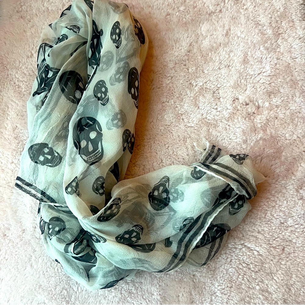Skull scarf white like new